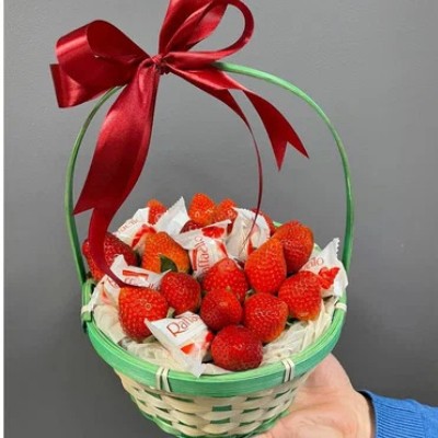 Букет цветов "Клубника с Раффаэлло"